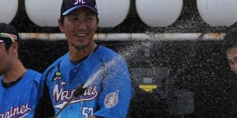 ロッテが13日西武戦の前に「選手による水かけ祭り」を開催