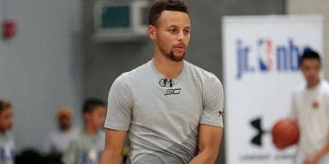 ステフィン・カリーがバスケットボールキャンプでの3ポイントシュート・コンテストで25本中23本を成功させる