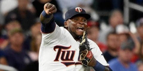 【MLB】24歳強打者の好守に本拠ファン歓喜　逆シングル好捕→圧巻の一塁送球