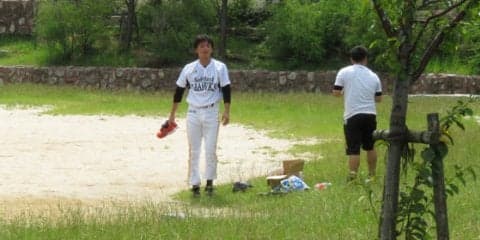 ソフトB投手陣、珍しい“公園練習”　キャッチボールする子供を横目に…
