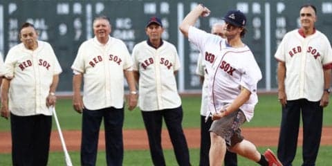 始球式で思わぬ“悲劇”　後方カメラマンに「ストライク！」の爆笑シーン誕生!?