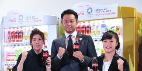 コーラを買って選手を応援！… 『オリンピック支援自販機 メダリストメモリアル機』 除幕セレモニー