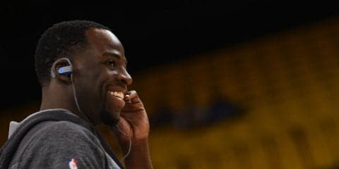 ドレイモンド・グリーンのドッキリ大成功、相手を苛立たせるプレーを「部屋から出て行かないハエ」と表現する少年を驚かす