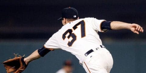 【MLB】本拠地ファンも大拍手　27歳内野手の美技、これぞ「グラブトスの技」