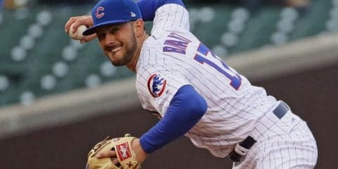 昨季MVPが超美技披露、飛球にジャンプ→グラブで弾いた球を素手キャッチ