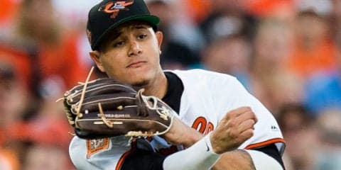 いとも簡単に…　名手マチャド、遊撃の位置から一塁へ華麗ジャンピングスロー