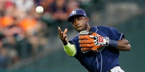 遊撃手のダイブ→“ミサイル送球”で試合終了　驚異の美技に「勝利より感銘的」