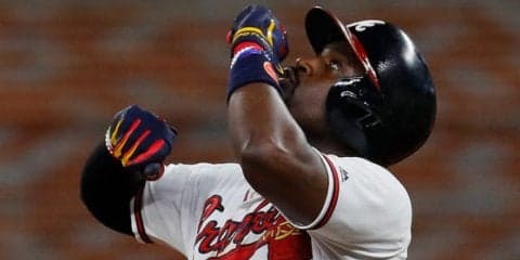 米通算208盗塁の名手が仰天“クロール走塁”、敵野手あ然の二盗成功