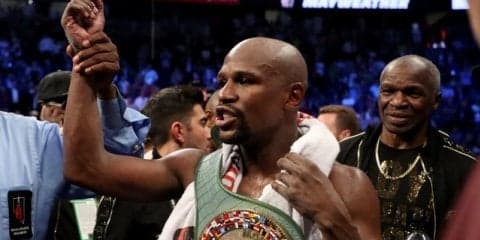 メイウェザーが10回TKO勝ち、11歳下のマクレガーを完封