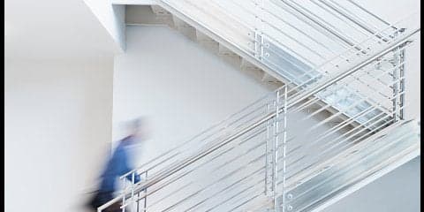 誰よりも速く頂上を目指せ！『あべのハルカス』『東京タワー』を駆け上がる“階段レース”の魅力とは