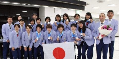 オーストラリアとの激闘から一夜、50年ぶりとなる銀メダルを獲得した女子ユニバーシアード代表が『笑顔』の凱旋帰国