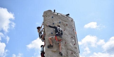 ロッククライミングができる「野外音楽フェス」。ライブをBGMに、富士山を横目にアクティビティ三昧だった！