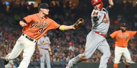 名捕手モリーナ「僕は捕まえらないよ作戦」!?　“珍走塁”も無念の結末