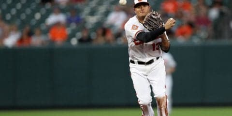 名三塁手マチャド、また魅せた「凄い肩」　ランニングスローで一塁へ“剛速球”