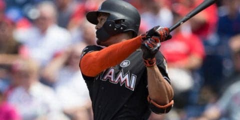 スタントン、初回に52号ソロ！　バックスクリーン左へ特大一発