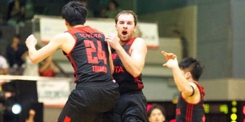 ザック・バランスキーが決勝弾！ 粘りのバスケを展開したアルバルク東京が痛快な逆転劇で川崎ブレイブサンダースを破る