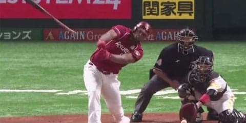 楽天ペゲーロ“空飛ぶバット”に球場どよめく　防球ネット越えスタンドへ