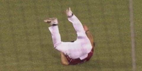 楽天の真喜志コーチが思わず尻もち、ペゲーロ強烈ファウルが2球連続襲来