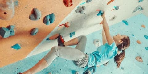 ホールド、課題、スラブ……。スポーツクライミング「ボルダリング」の特徴と魅力とは？