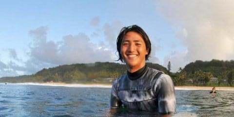 鎌倉・由比ヶ浜で小学生対象の波乗り体験教室を開催へ。プロサーファー仲村拓久未が特別コーチに