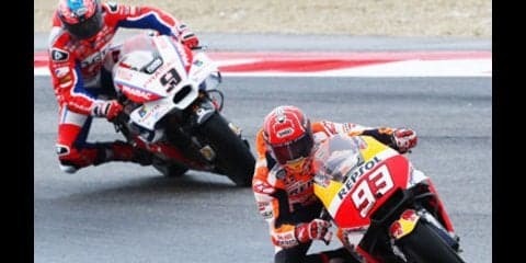 悪質ファンの態度に闘志メラメラ。マルケスが逆転勝利でドヴィに並ぶ