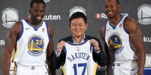 楽天がウォリアーズとパートナー契約を締結、三木谷会長がグリーン＆イグダーラとともにロゴ入りジャージーをお披露目