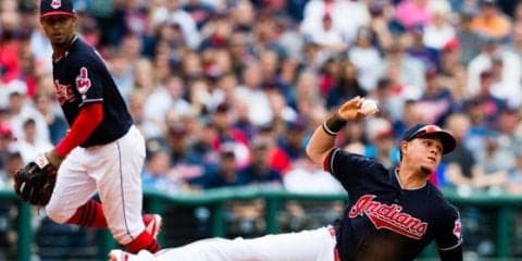 インディアンス三塁手が驚愕好捕＆送球でア新21連勝貢献　本拠地ファン大拍手