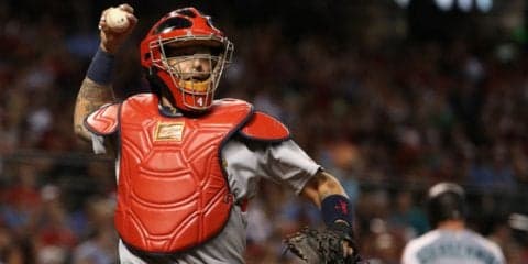 「なぜ人々は学ばない？」　名捕手モリーナ、バズーカ送球で楽々と二盗阻止