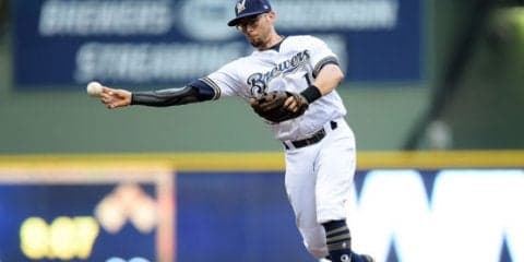 【MLB】眼鏡の遊撃手が曲芸キャッチ、投手脱帽、実況興奮「後頭部に目がもう2つ…」
