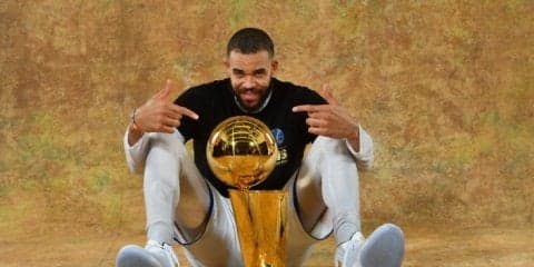 ウォリアーズの優勝に貢献したジャベール・マギー、右腕に彫った『ラリー・オブライエン・トロフィー』のタトゥーを披露