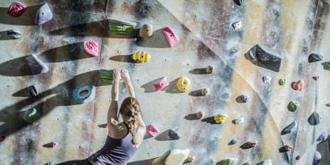 ボルダリング上達のコツ。初心者一番の悩み「腕がパンパンに張る！」を解決するには