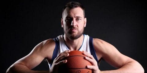 不運なケガからNBA復帰を目指すアンドリュー・ボーガットに、レイカーズ指揮官のルーク・ウォルトンが手を差し伸べる