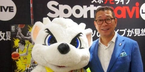 渋谷ド真ん中の『サンロッカーズ渋谷 公認ショップ』で一日店長を務めたサンディーを、大河正明チェアマンが激励！
