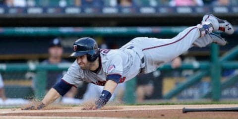 会場は唖然、騒然…MLBで驚きの珍プレー、バントが“先頭打者弾”に!?