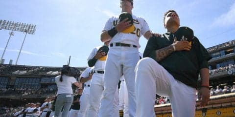 「僕らはみんな平等であるべき」米で広がる国歌斉唱膝つき抗議がMLBにも