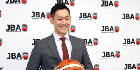 日本初のプロフェッショナル・レフェリーが誕生、第1号となった加藤誉樹は会見で「光栄に思う一方で責任を感じています」