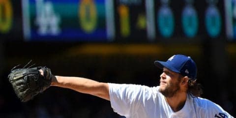 【MLB】CY賞3度カーショーの球はバントもできない!?　笑撃の空振りに球場も騒然