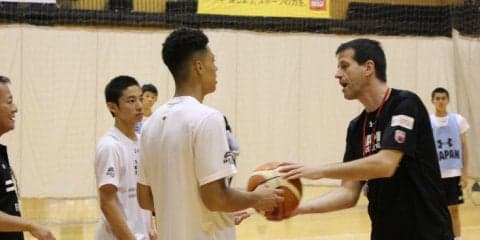 強化合宿中のU-16男子日本代表、指揮官のトーステン・ロイブルは「コミュニケーション能力の欠如」に警鐘を鳴らす