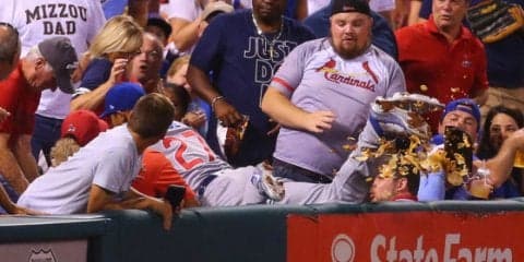 自らナチョスを“お届け”!?　客席ダイブで接触したファンに選手が粋な計らい