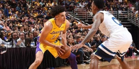 ロンゾ・ボールがプレシーズンデビュー戦で存在感を発揮も、ルーク・ウォルトンは「もっとシュートを打っていい」と苦言