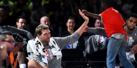 マーベリックスのために減俸を受け入れたダーク・ノビツキーにファンから『昼食代』の20ドルと感謝の手紙が届く