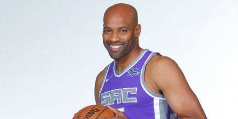 キングスに移籍した40歳の大ベテラン、ビンス・カーター「教えるのは好きだから」と若手の質問攻めに嬉々として対応