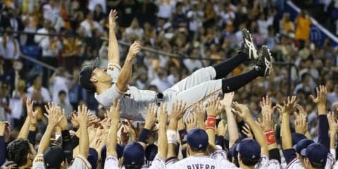 現役引退の相川が最終打席で内野安打！神宮で両軍から胴上げ！