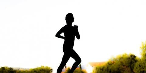 練習メニューから前日の過ごし方まで。『完全攻略 ウルトラマラソン練習帳』│スポーツがしたくなる今月の1冊