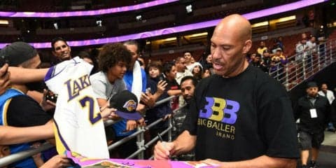 ラバー・ボールとの握手を求めファンが長蛇の列、ドラフト全体2位指名を受けた息子顔負けの人気ぶり