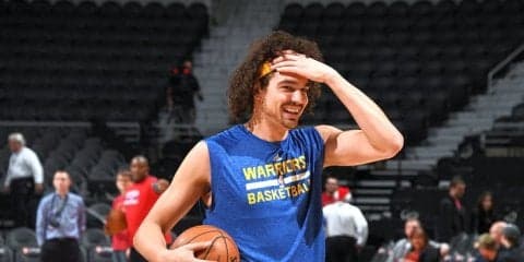 昨シーズン序盤だけウォリアーズに所属したアンダーソン・バレジャオ、キャブズからは断った優勝リング贈呈の申し出を快諾