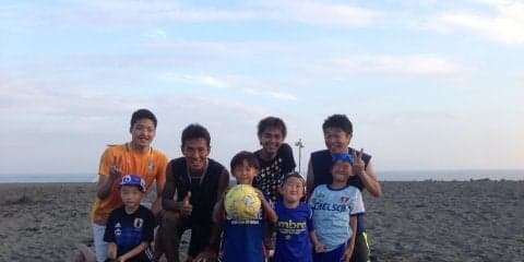 砂浜でアクロバティックプレー！「ビーチサッカー」を親子で楽しもう
