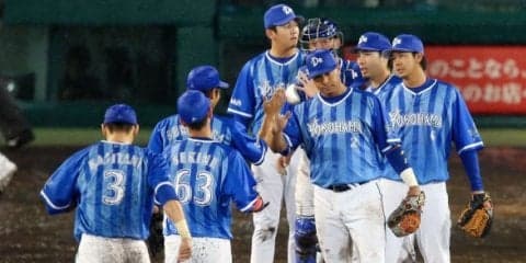 横浜DeNAが21安打13得点の猛攻で阪神撃破！雨中の乱戦を制して1勝1敗！