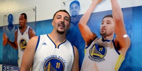 神出鬼没のクレイ・トンプソン、ベンチのすぐ後ろに現れた『フェイク・クレイ』も存在感を発揮!?