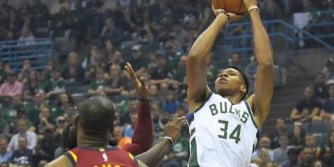 ヤニス・アデトクンボ、レブロン・ジェームズから「MVPを受賞できる」と称賛されるも「彼と同じレベルにはいない」